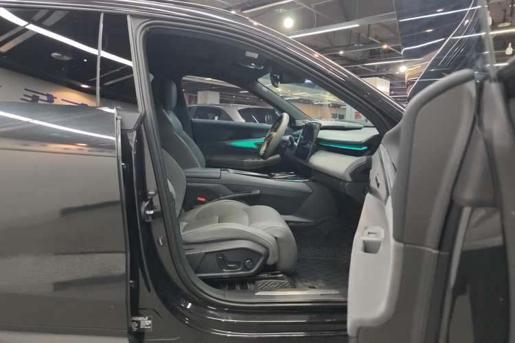 Used Lynk & Co 08 EM-P 2023 245km Ultra-Long Range Halo Right Front Seat