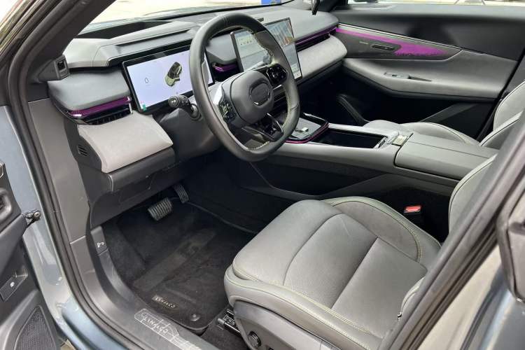 Used Lynk & Co 08 EM-P 2025 220 km All-Wheel-Drive Performance Halo Interior 1