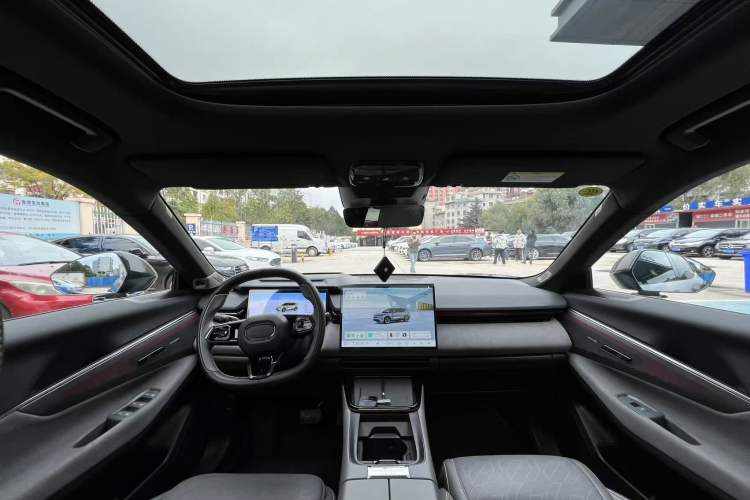 Used Lynk & Co 08 EM-P 2025 220 km All-Wheel-Drive Performance Halo Interior 3