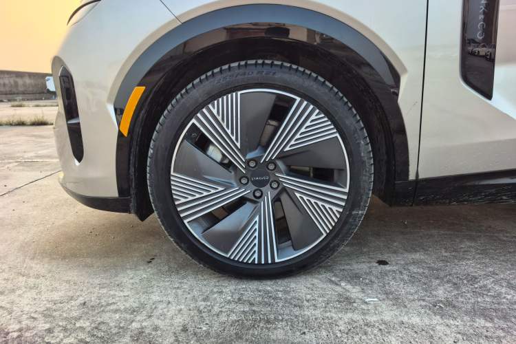 Used Lynk & Co 08 EM-P 2023 120km Long-Range Halo Exterior 4
