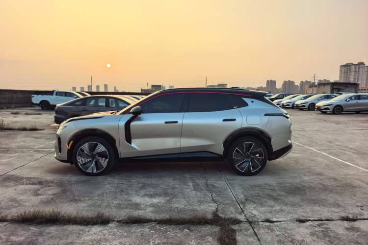 Used Lynk & Co 08 EM-P 2023 120km Long-Range Halo Exterior 5