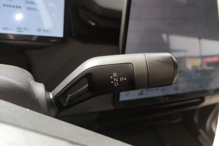 Used Lynk & Co 08 EM-P 2023 220km All-Wheel-Drive Performance Halo Gear Lever