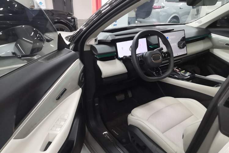 Used Lynk & Co 08 EM-P 2025 245km Ultra-Long Range Halo Interior 3