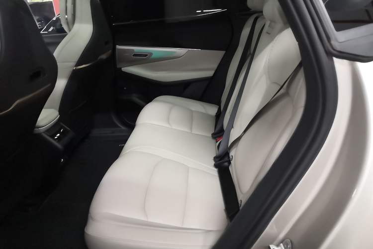 Used Lynk & Co 08 EM-P 2025 245km Ultra-Long Range Halo Interior 4