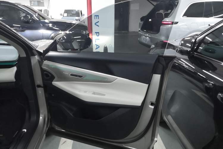 Used Lynk & Co 08 EM-P 2025 245km Ultra-Long Range Halo Interior 5
