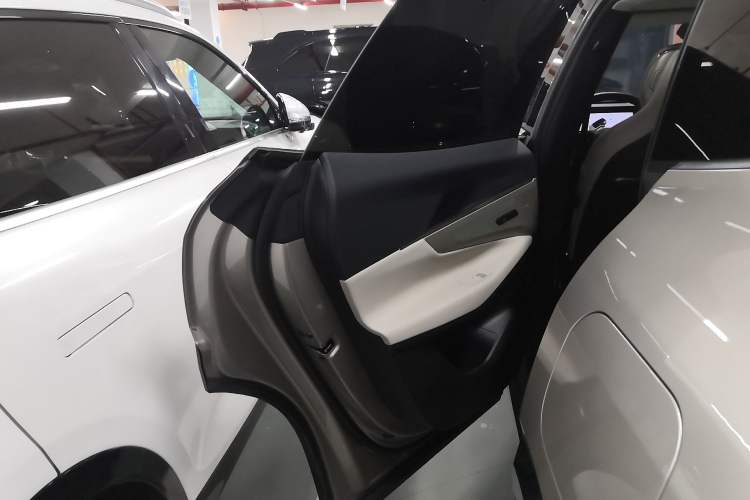 Used Lynk & Co 08 EM-P 2025 245km Ultra-Long Range Halo Interior 8