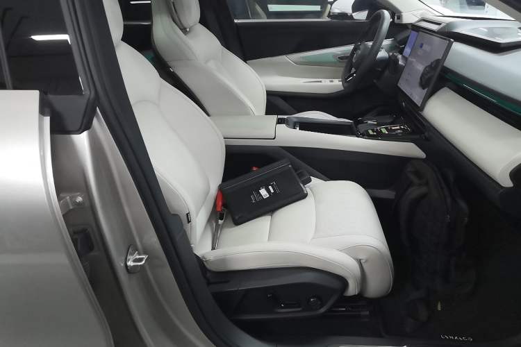 Used Lynk & Co 08 EM-P 2025 245km Ultra-Long Range Halo Right Front Seat