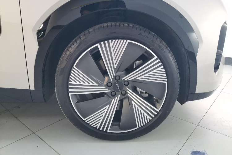 Used Lynk & Co 08 EM-P 2023 220km All-Wheel-Drive Performance Halo Right Front Wheel Hub