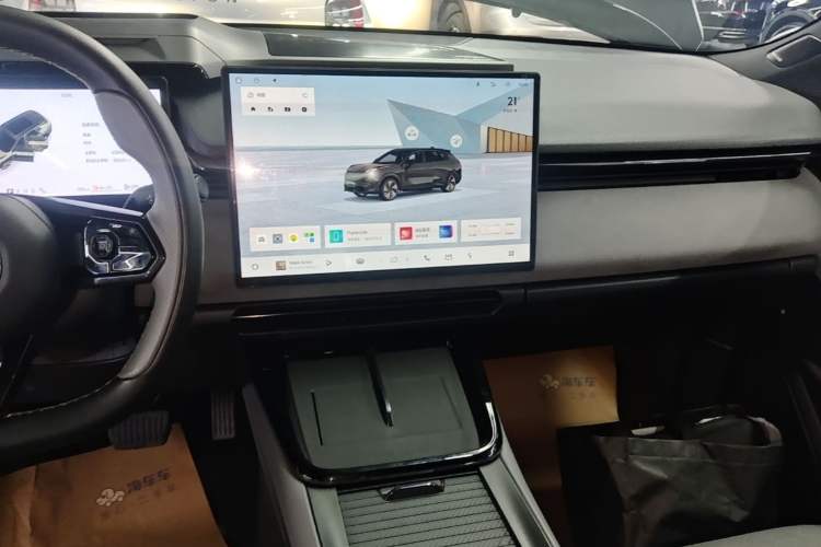 Used Lynk & Co 08 EM-P 2023 120km Long-Range Halo Audio And AC Panel