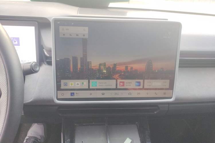 Used Lynk & Co 08 EM-P 2023 120km Long-Range Pro Audio And AC Panel