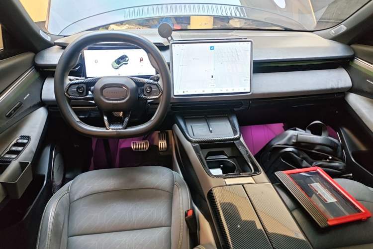Used Lynk & Co 08 EM-P 2023 120km Long-Range Pro Center Console
