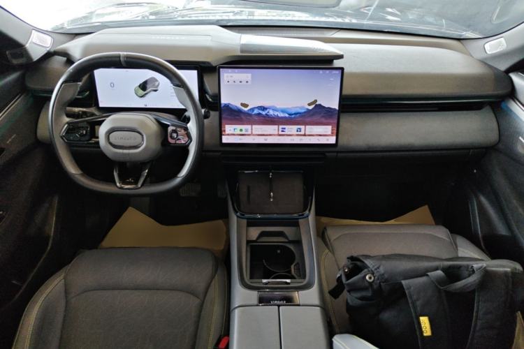 Used Lynk & Co 08 EM-P 2023 120km Long-Range Pro Center Console