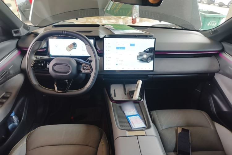 Used Lynk & Co 08 EM-P 2023 120km Long-Range Halo Center Console