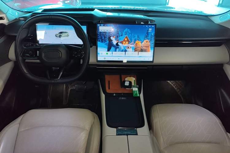 Used Lynk & Co 08 EM-P 2023 245km Ultra-Long Range Halo Center Console