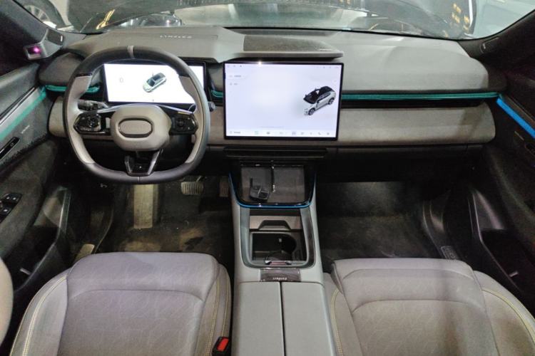 Used Lynk & Co 08 EM-P 2023 120km Long-Range Pro Center Console