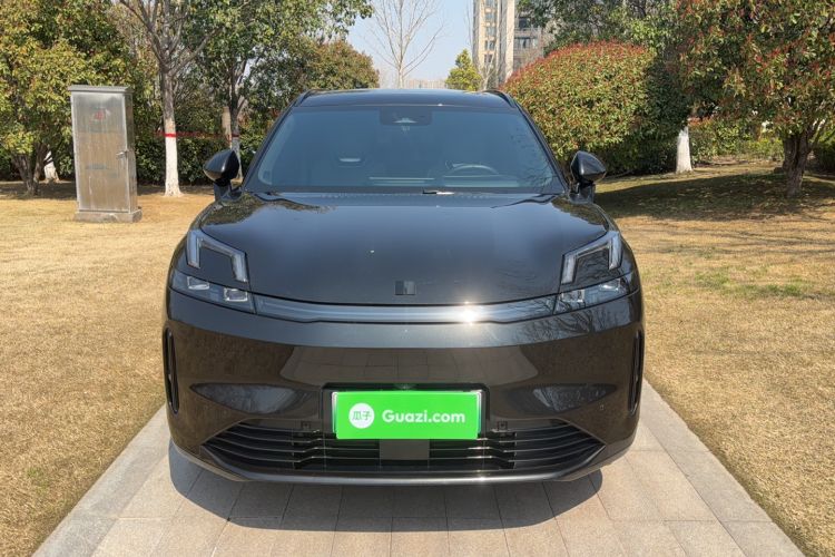 Used Lynk & Co 08 EM-P 2023 120km Long-Range Halo Exterior 1