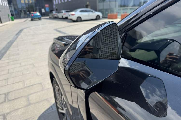 Used Lynk & Co 08 EM-P 2023 120km Long-Range Halo Exterior 10