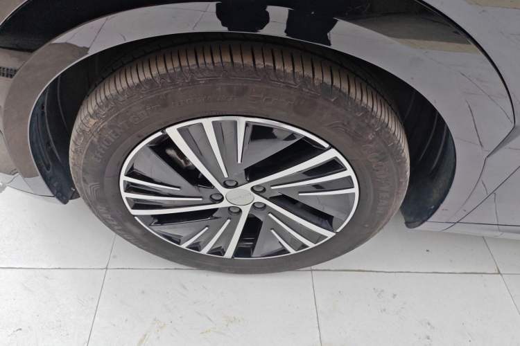 Used Lynk & Co 08 EM-P 2023 120km Long-Range Pro Exterior 2