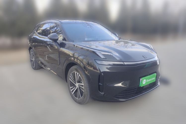 Used Lynk & Co 08 EM-P 2023 120km Long-Range Pro Front Right 45 Deg