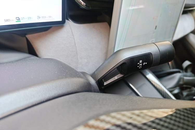 Used Lynk & Co 08 EM-P 2023 120km Long-Range Pro Gear Lever