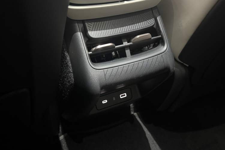 Used Lynk & Co 08 EM-P 2023 245km Ultra-Long Range Halo Interior 10