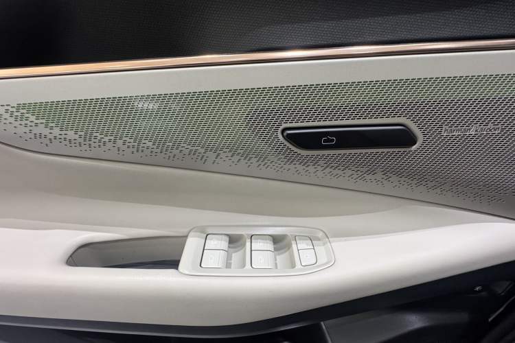 Used Lynk & Co 08 EM-P 2023 245km Ultra-Long Range Halo Interior 11
