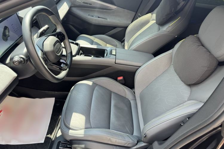 Used Lynk & Co 08 EM-P 2023 120km Long-Range Halo Interior 12
