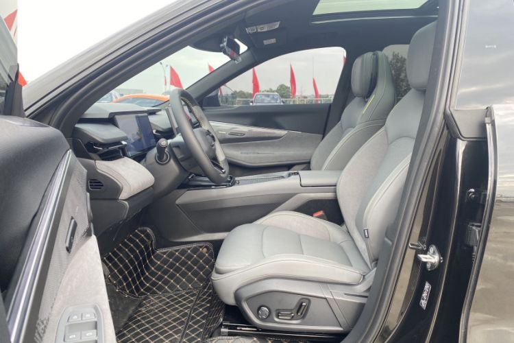 Used Lynk & Co 08 EM-P 2023 120km Long-Range Pro Interior 12