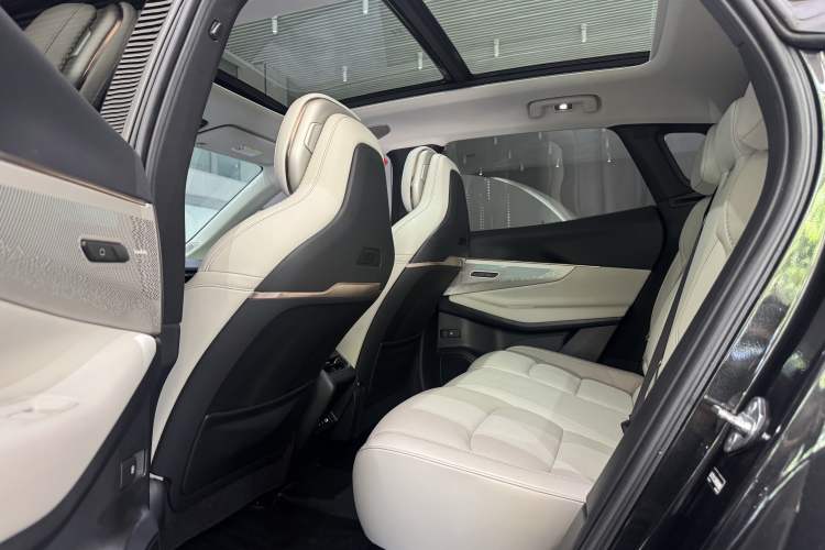 Used Lynk & Co 08 EM-P 2023 245km Ultra-Long Range Halo Interior 2