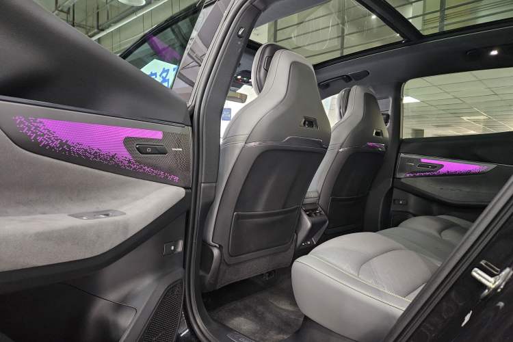 Used Lynk & Co 08 EM-P 2023 220km All-Wheel-Drive Performance Halo Interior 2