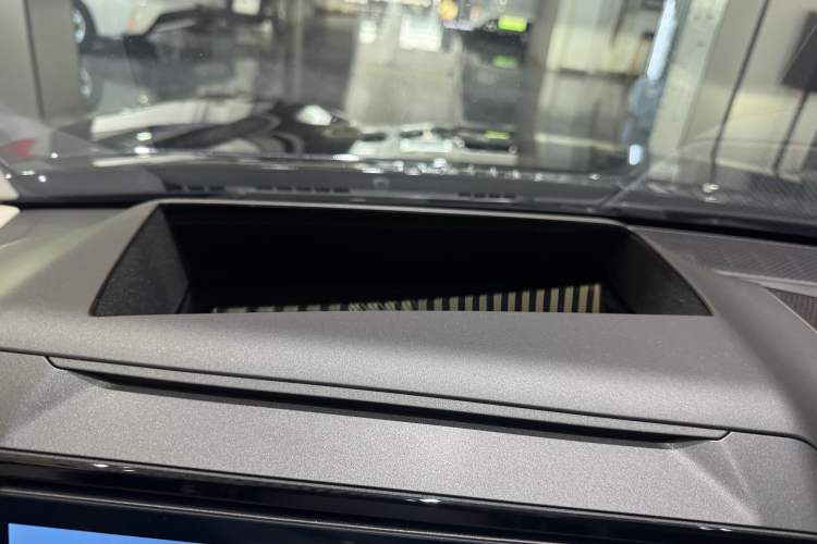 Used Lynk & Co 08 EM-P 2023 245km Ultra-Long Range Halo Interior 8