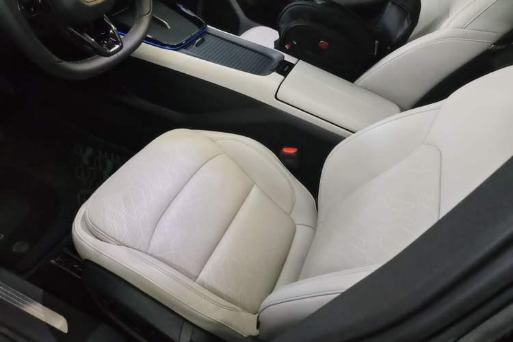 Used Lynk & Co 08 EM-P 2023 220km All-Wheel-Drive Performance Halo Left Front Seat