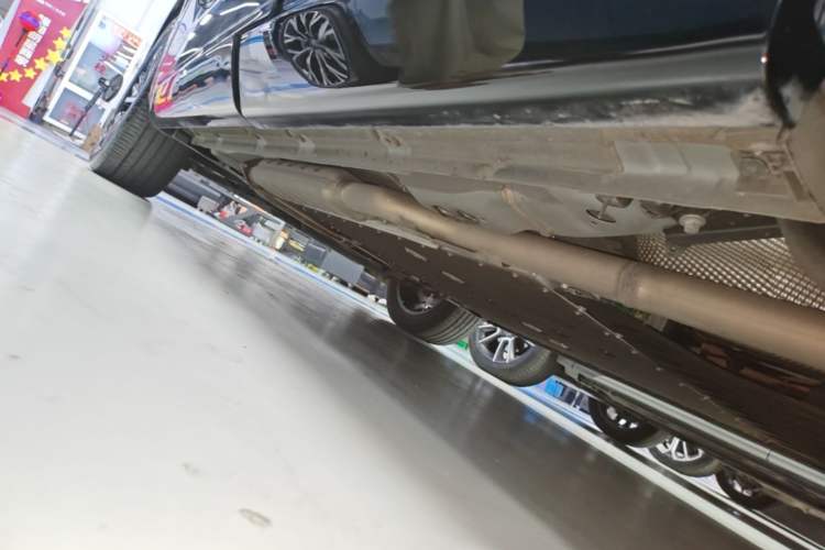 Used Lynk & Co 08 EM-P 2023 120km Long-Range Halo Left Side Sill