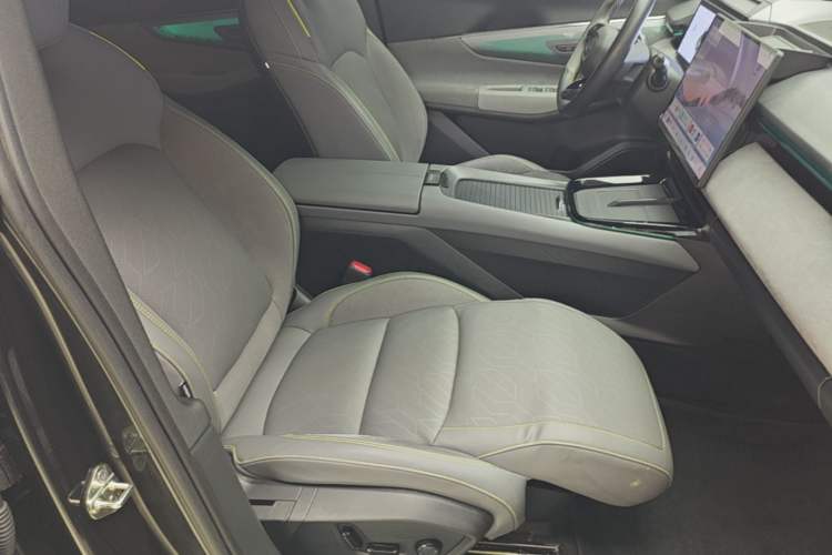 Used Lynk & Co 08 EM-P 2023 120km Long-Range Halo Right Front Seat