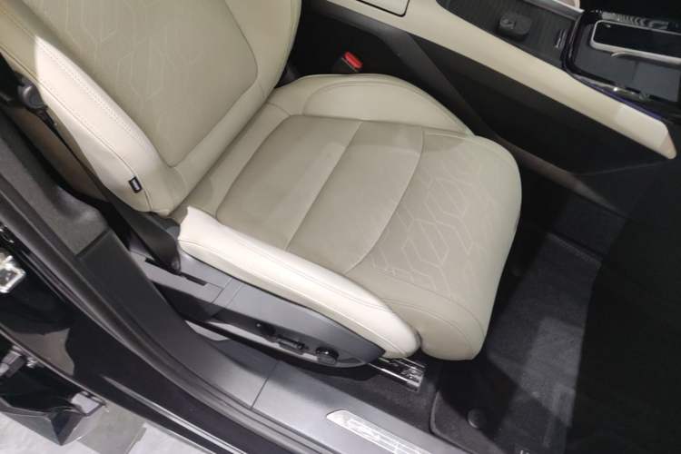 Used Lynk & Co 08 EM-P 2023 245km Ultra-Long Range Halo Right Front Seat