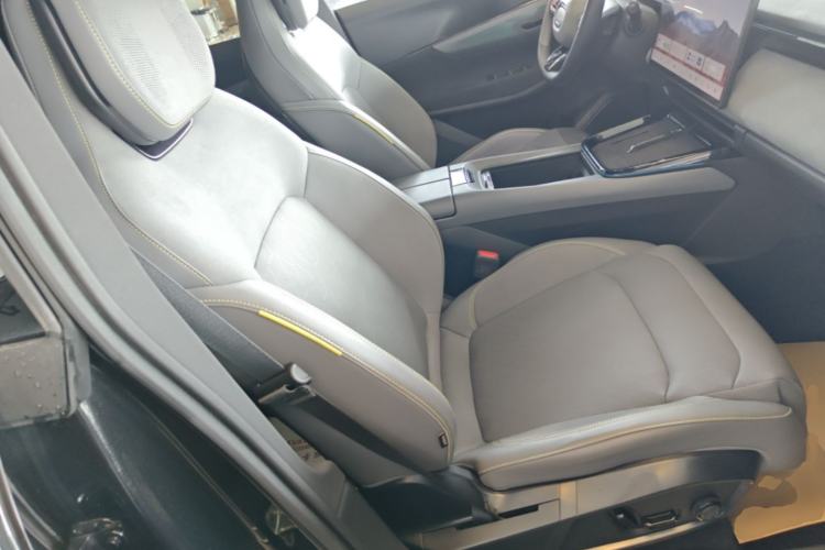 Used Lynk & Co 08 EM-P 2023 120km Long-Range Pro Right Front Seat