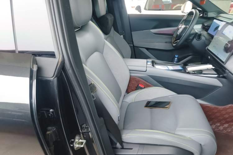 Used Lynk & Co 08 EM-P 2023 120km Long-Range Halo Right Front Seat