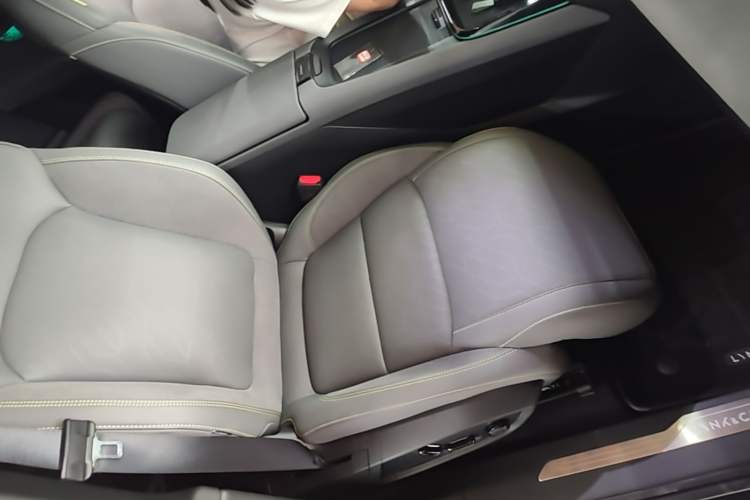 Used Lynk & Co 08 EM-P 2023 120km Long-Range Halo Right Front Seat