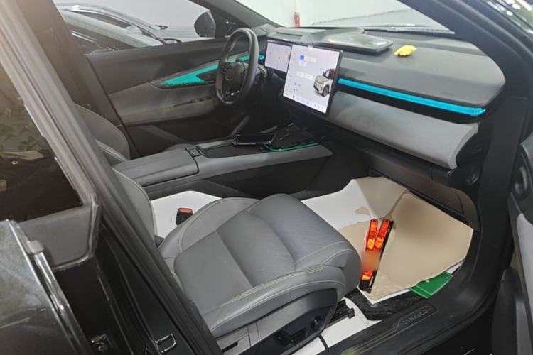 Used Lynk & Co 08 EM-P 2023 120km Long-Range Halo Right Front Seat