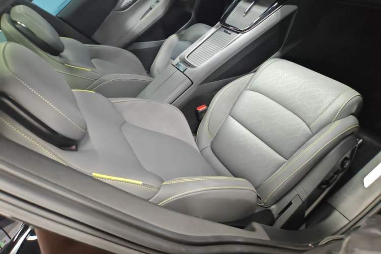 Used Lynk & Co 08 EM-P 2023 120km Long-Range Halo Right Front Seat