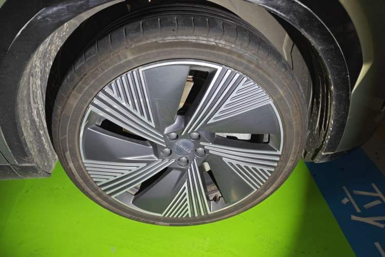 Used Lynk & Co 08 EM-P 2023 220km All-Wheel-Drive Performance Halo Right Front Wheel Hub