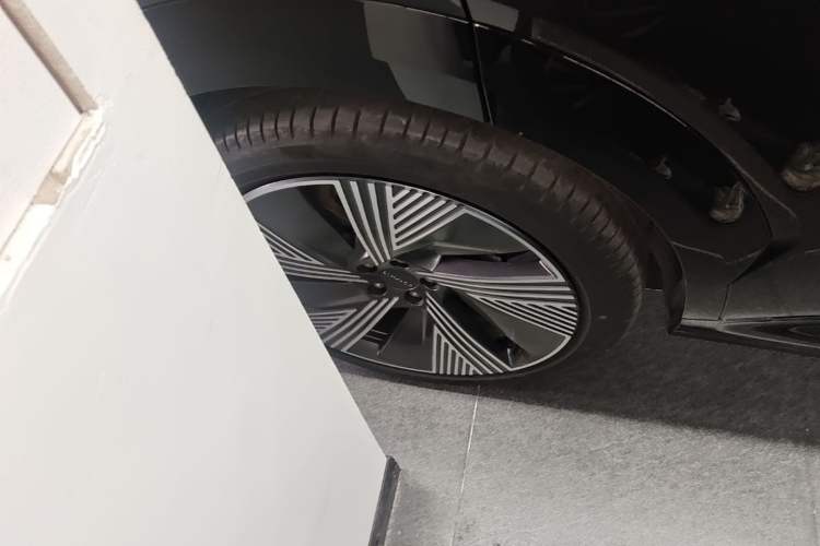 Used Lynk & Co 08 EM-P 2023 120km Long-Range Halo Right Rear Wheel Hub
