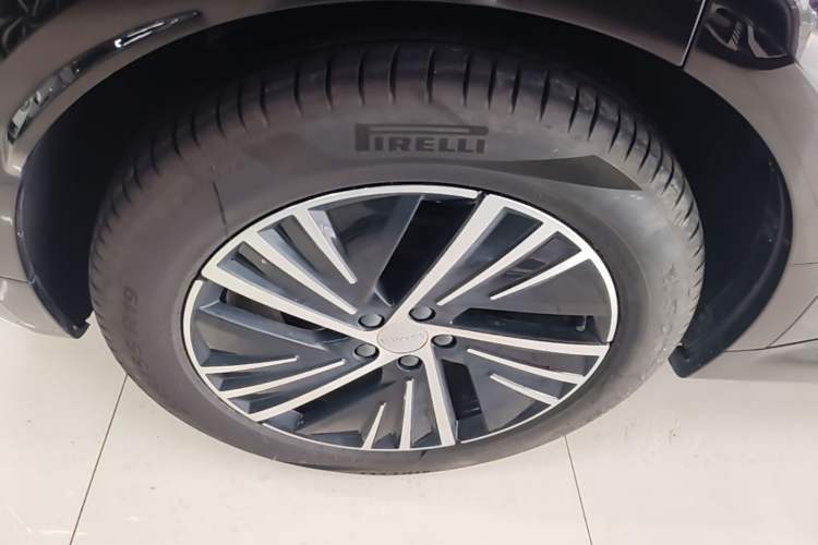 Used Lynk & Co 08 EM-P 2023 120km Long-Range Halo Right Rear Wheel Hub