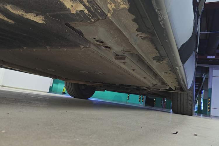 Used Lynk & Co 08 EM-P 2023 120km Long-Range Halo Right Side Sill