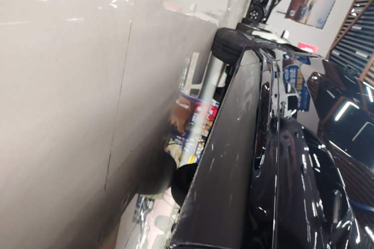Used Lynk & Co 08 EM-P 2023 120km Long-Range Halo Right Side Sill