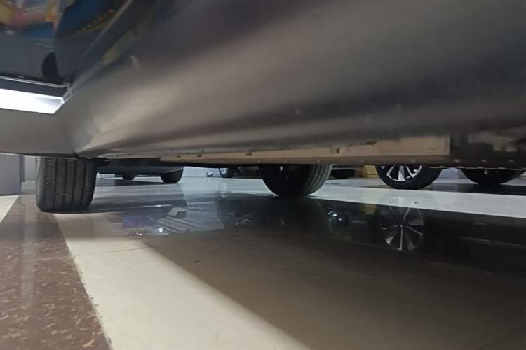 Used Lynk & Co 08 EM-P 2023 120km Long-Range Halo Right Side Sill