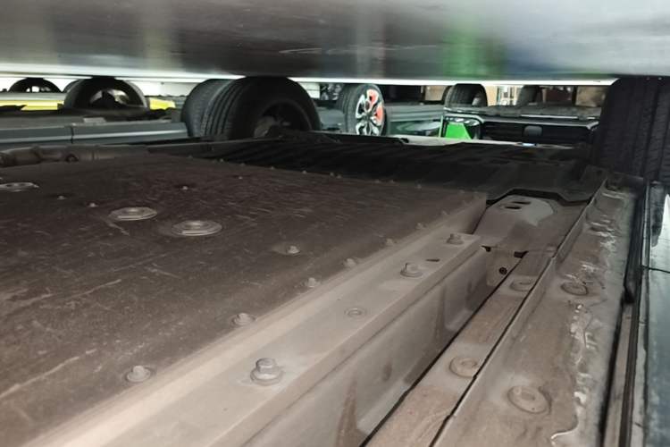 Used Lynk & Co 08 EM-P 2023 120km Long-Range Halo Right Side Sill