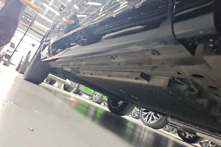Used Lynk & Co 08 EM-P 2023 120km Long-Range Halo Right Side Sill