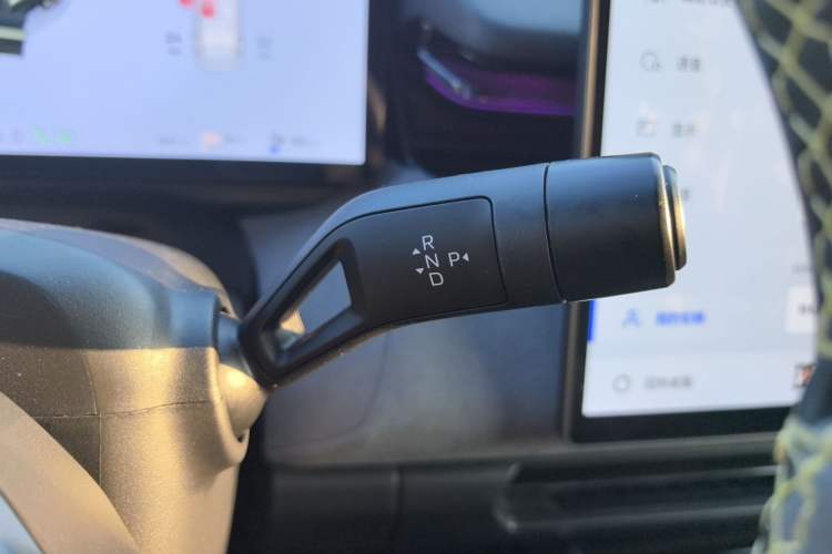 Used Lynk & Co 08 EM-P 2023 220km All-Wheel-Drive Performance Halo Gear Lever