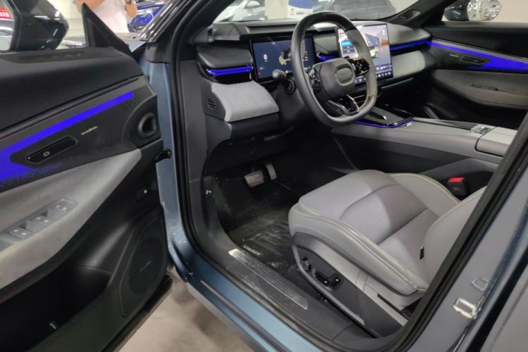 Used Lynk & Co 08 EM-P 2023 220km All-Wheel-Drive Performance Halo Interior 2